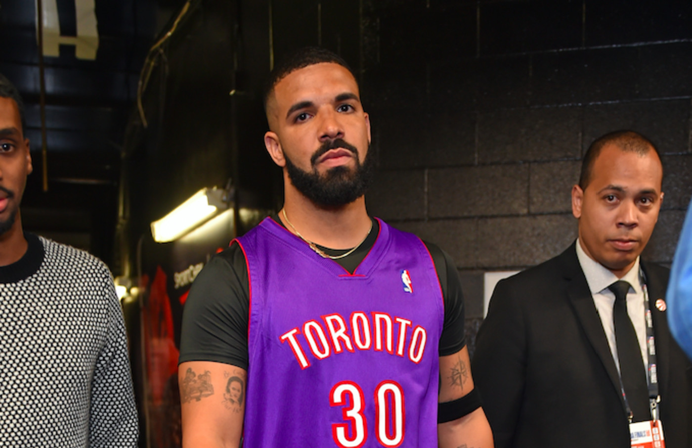 Drake Unveils His 150 000 Custom Raptors Championship Ring Complex