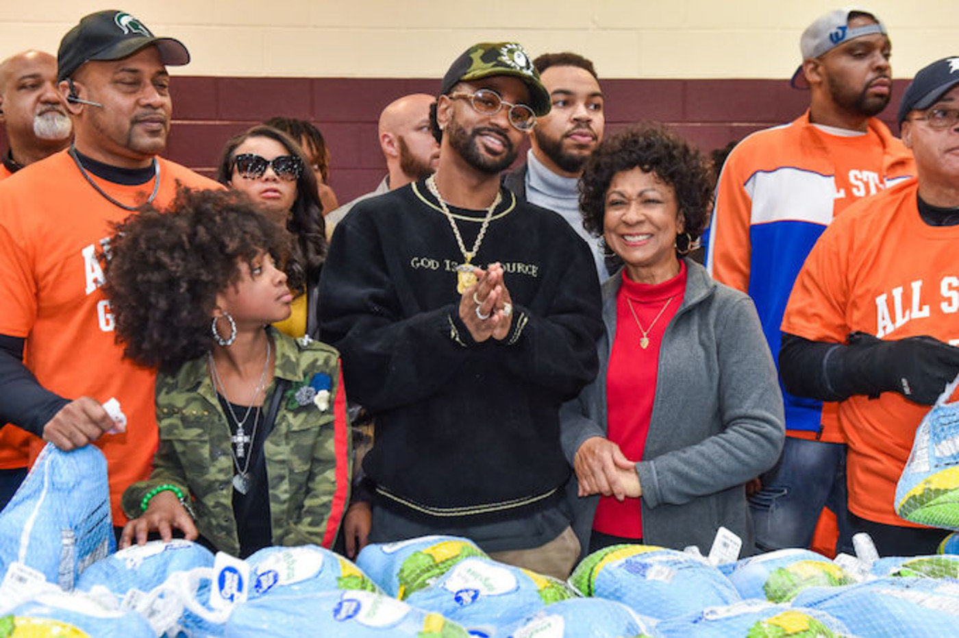 Big Sean 21 Savage Kim Kardashian And More Give Away Turkeys For