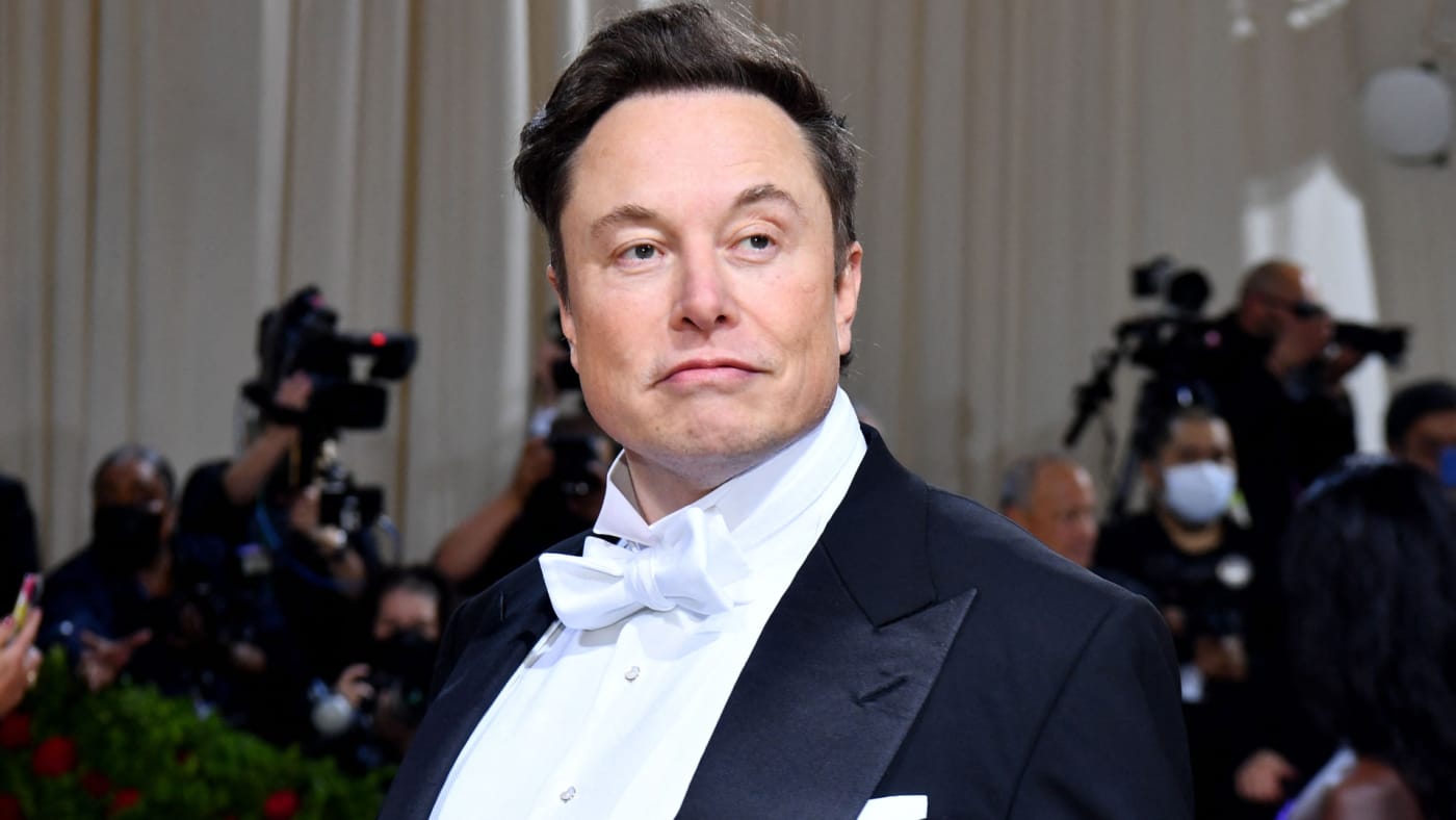 Elon Musk arrives for the 2022 Met Gala at the Metropolitan Museum of Art