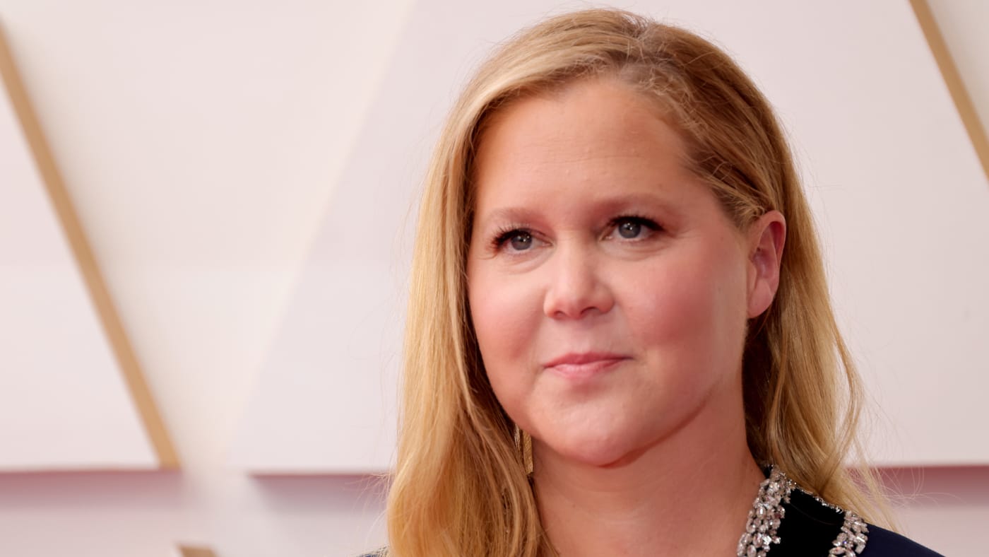 Amy Schumer attends 2022 Academy Awards.