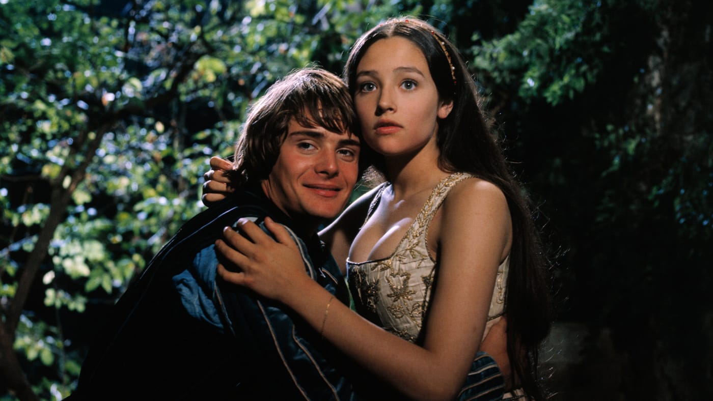 Leonard Whiting plays Romeo Montague and Olivia Hussey plays Juliet Capulet