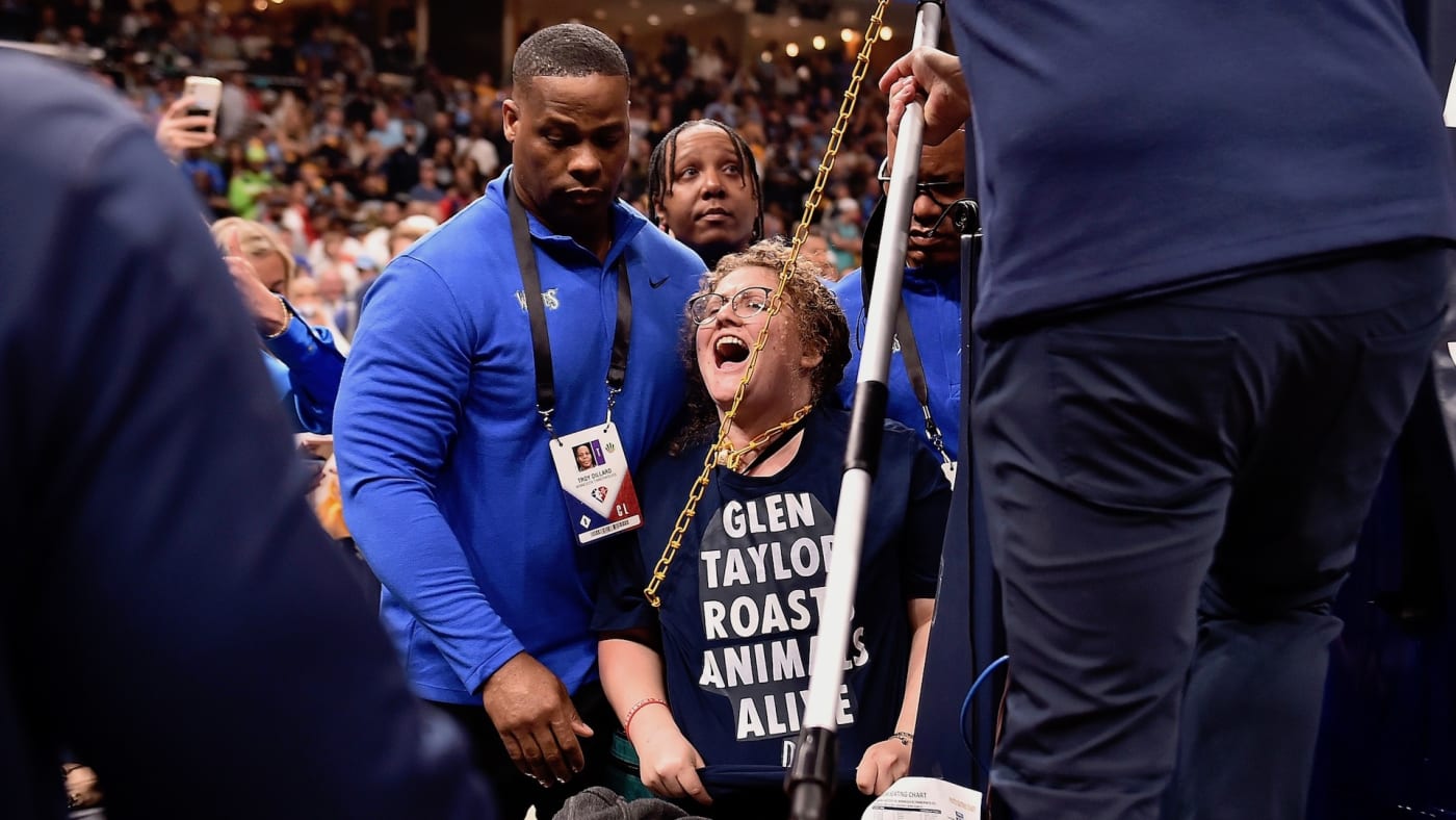 Protester Chains Themself to Basket During TimberwolvesGrizzlies Game