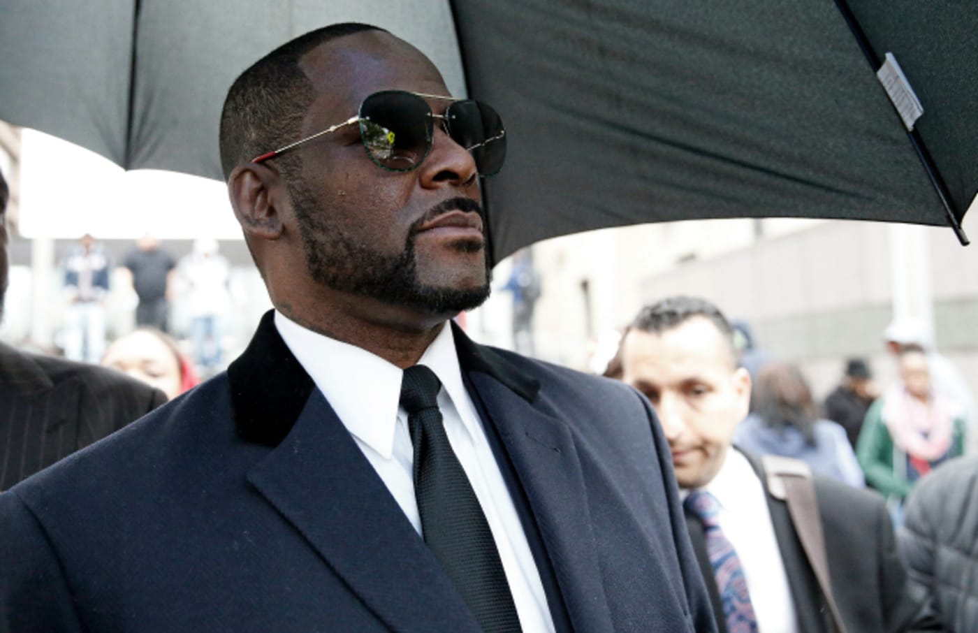Singer R. Kelly leaves the Leighton Courthouse