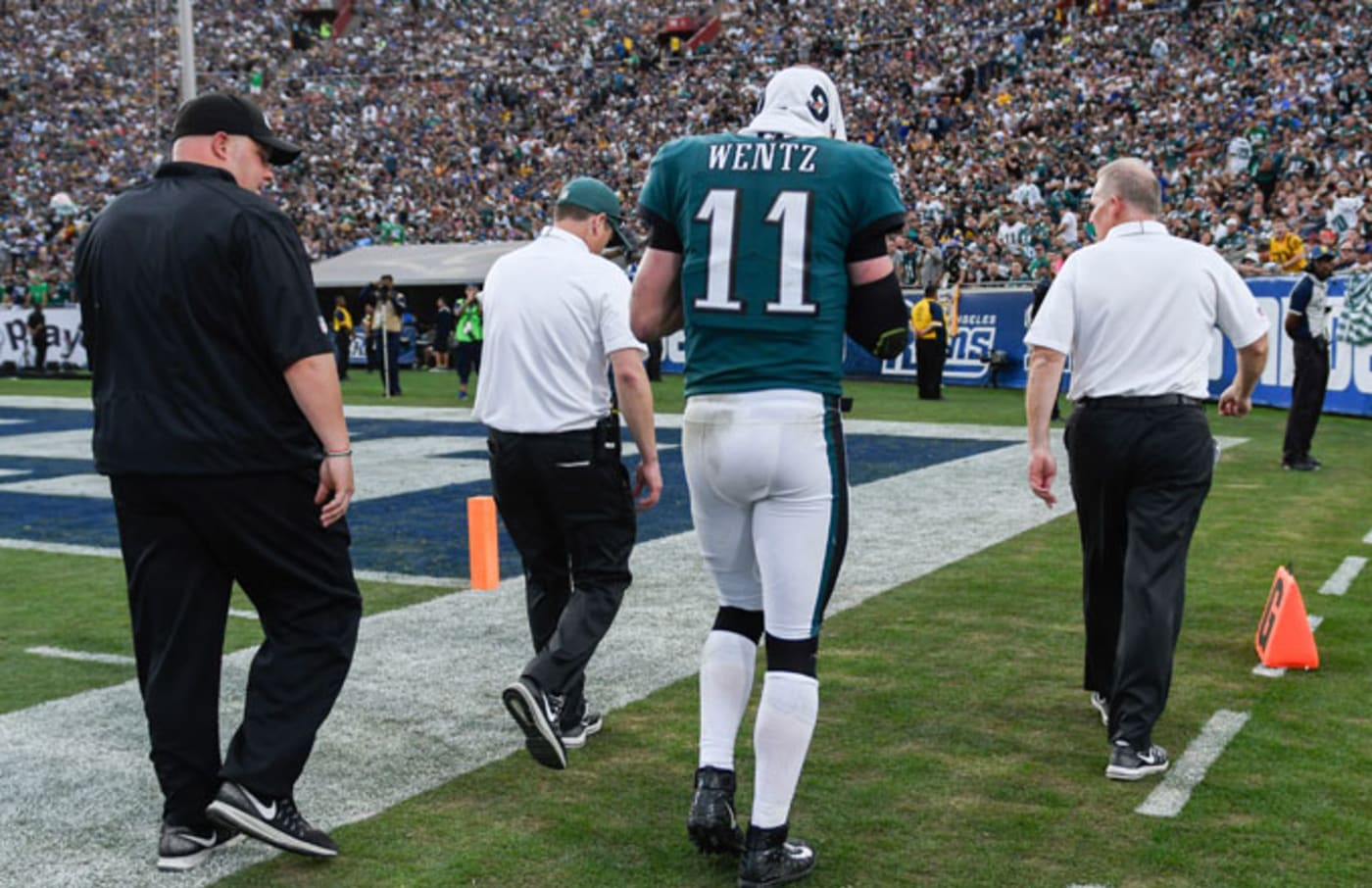Eagles Fans Despair At News Of Carson Wentz S Torn Acl Complex