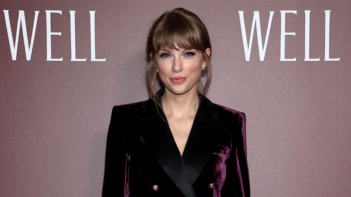 Taylor Swift poses for photos at 'All Too Well' premiere.