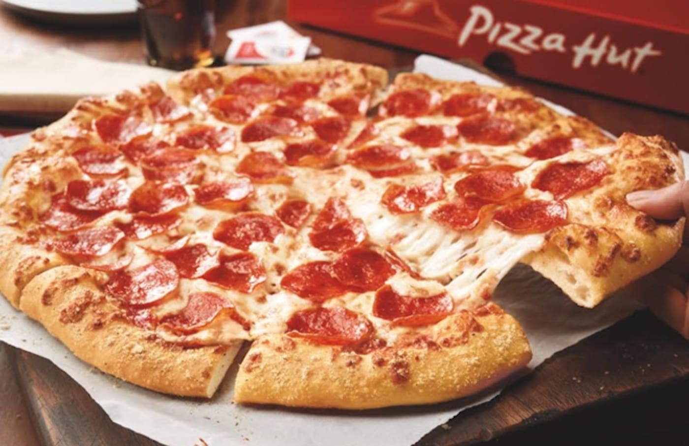 Пицца хат цена. Пицца пепперони. Пицца хат. Сицилийская пицца. Pizza Hut пицца с хотдогами.