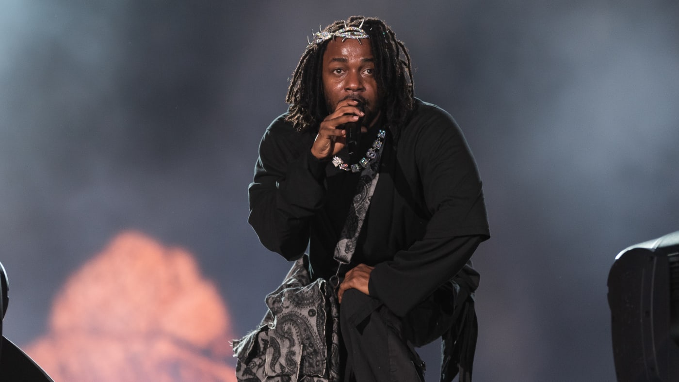 Kendrick Lamar performs live in a crown of thorns