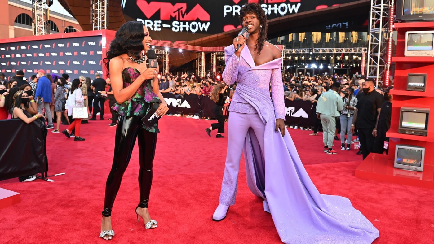 MTV VMAs Red Carpet Interviewer’s Reaction to Lil Nas X’s Outfit Goes