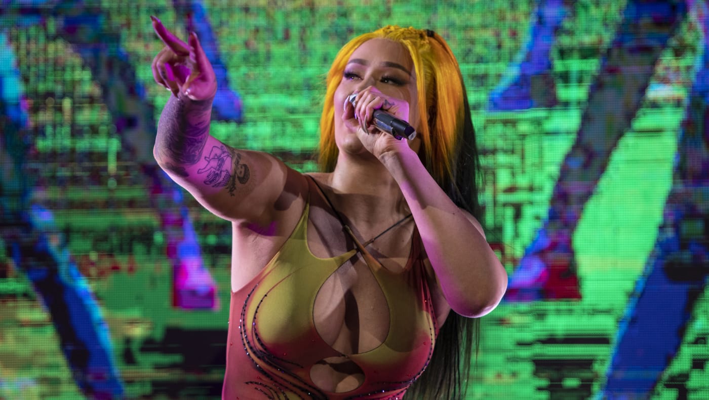 Iggy Azalea opens for Pitbull's "Can't Stop Us Now" Sum...