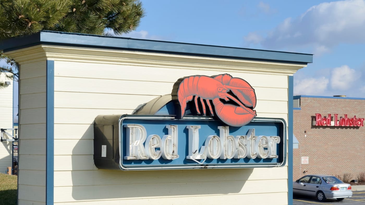 Footage Captures Impatient Red Lobster Customer Brawling With Employee