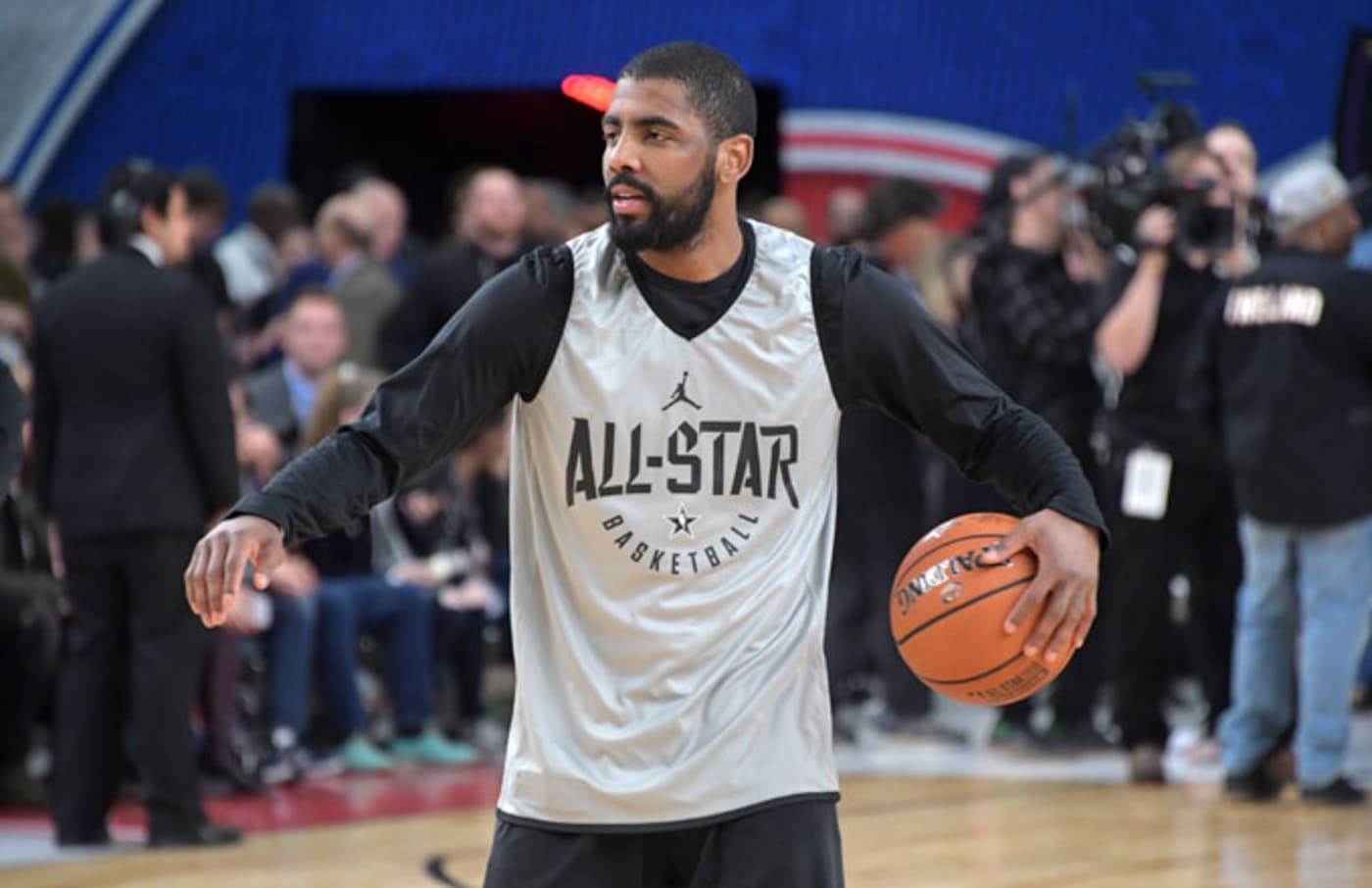 Fans Got Hyped Over That BehindtheBack Fake by Kyrie Irving at the