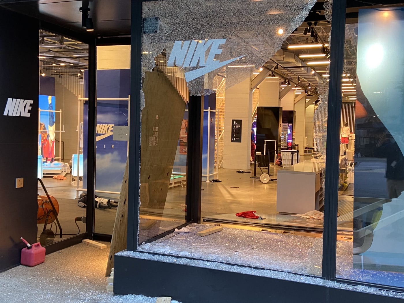 Nike Supreme Flight Club Looted 