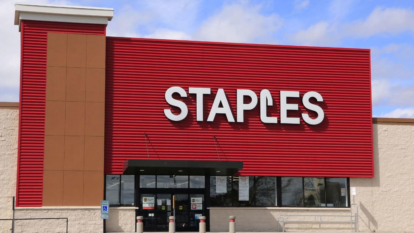 Customer Breaks Leg During Mask Dispute at New Jersey Staples Complex