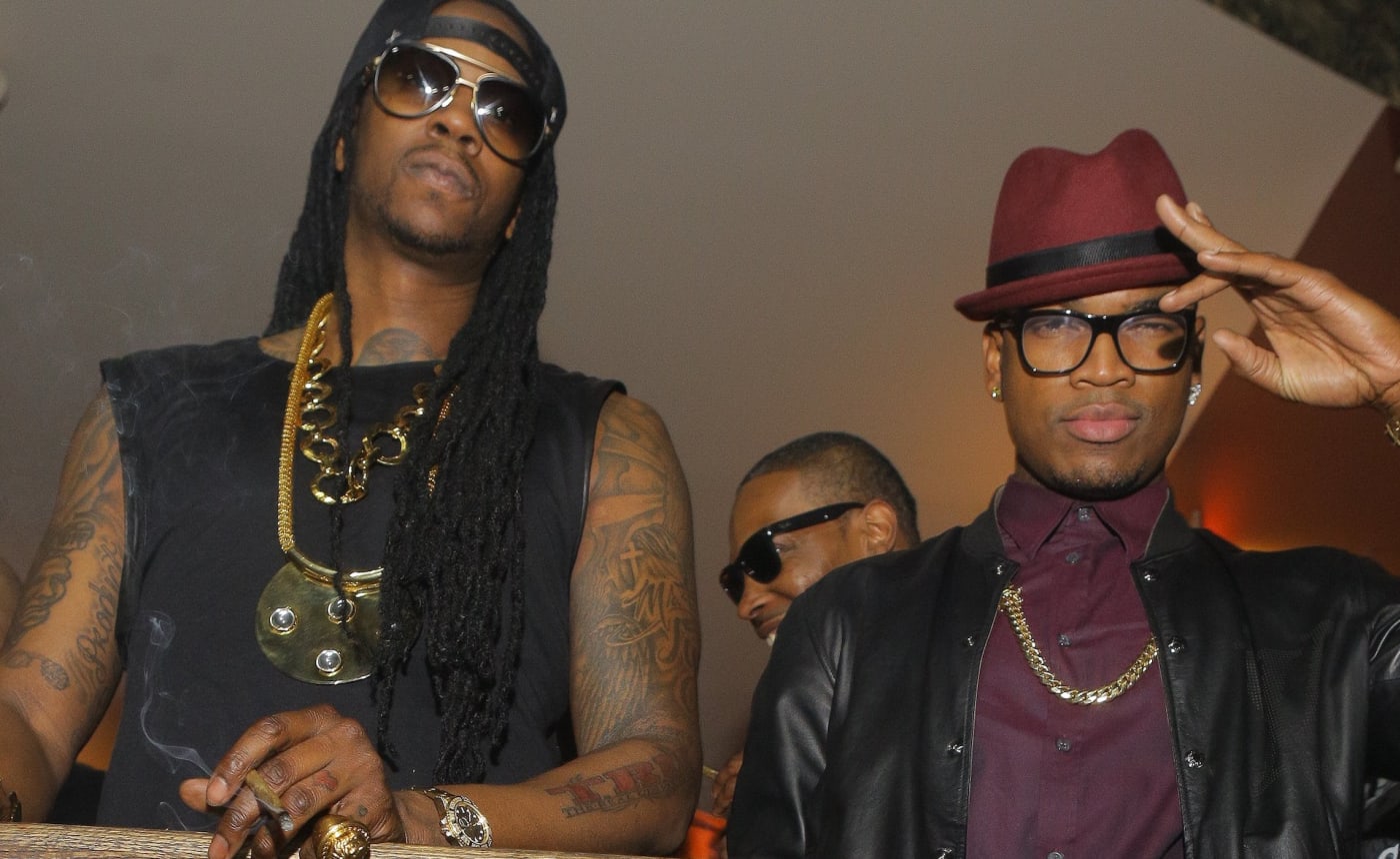 2 chainz and neyo together on balcony