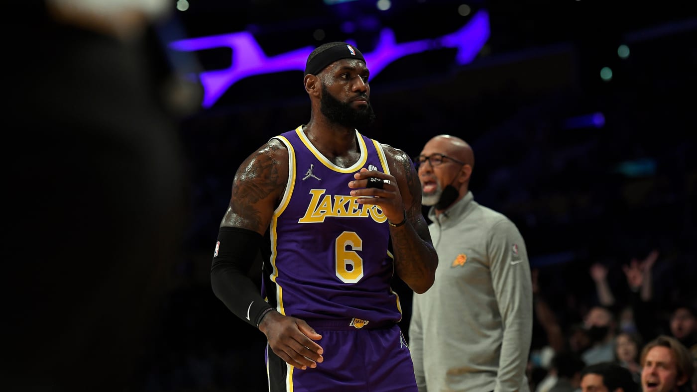 LeBron James Verbally Clashed With Cameron Payne During Lakers-Suns Game |  Complex