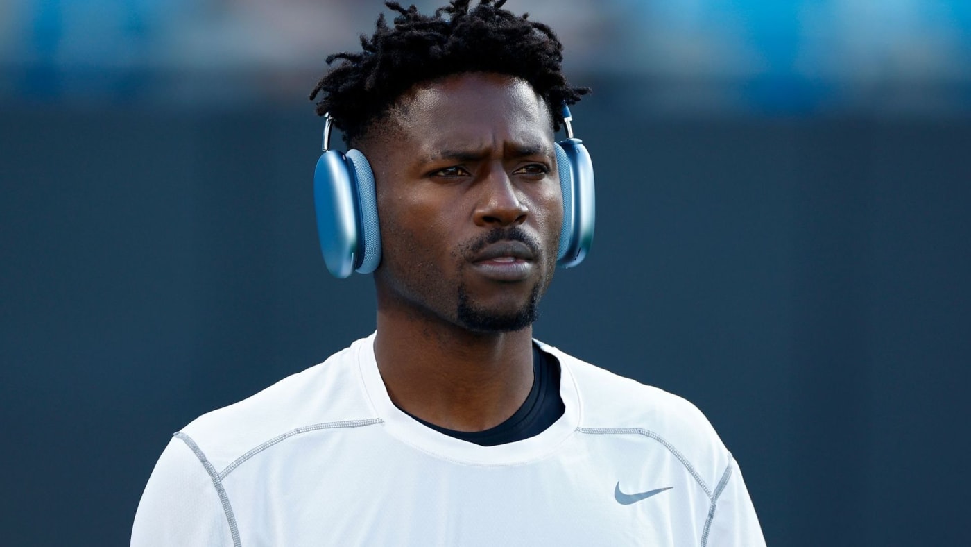 Antonio Brown warms up before the game against the Carolina Panthers
