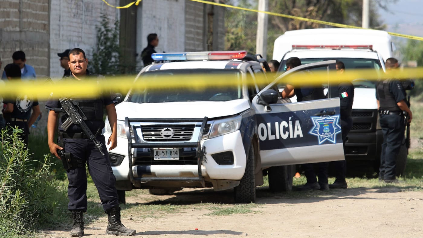 Photograph of Mexican police at crime scene