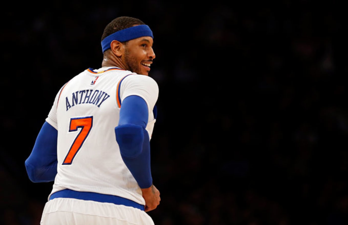 Carmelo Anthony jogs down the court against the Bulls.