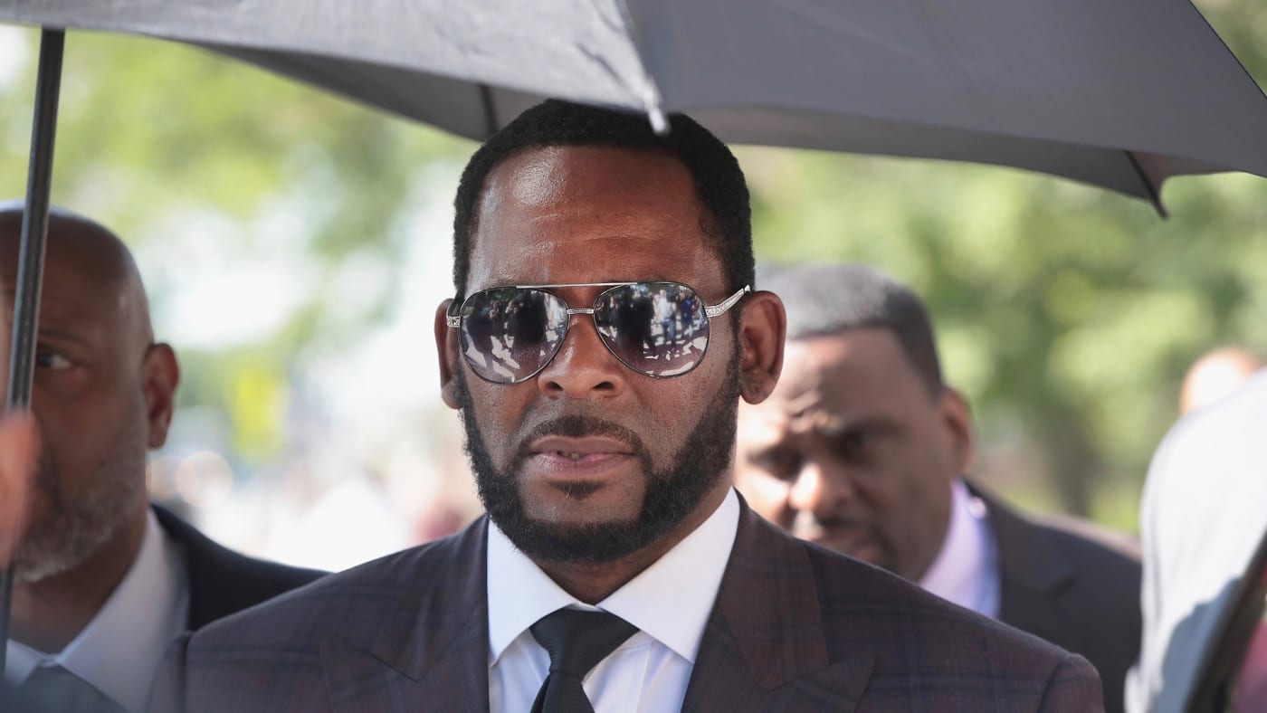 R&B singer R. Kelly leaves the Leighton Criminal Courts Building
