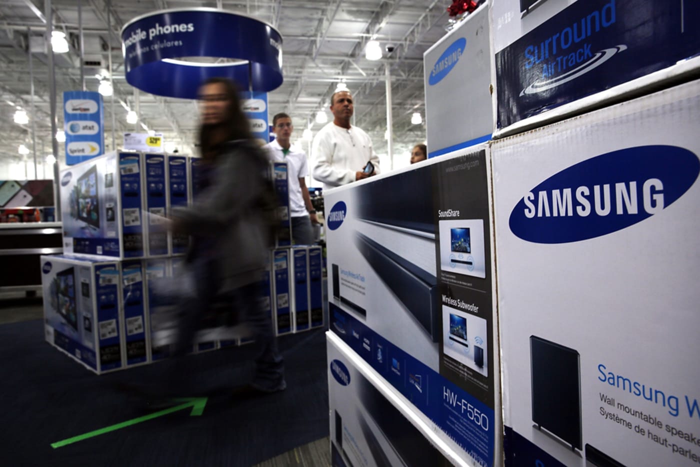 Black Friday 2021 shoppers looks for deals at a Best Buy store