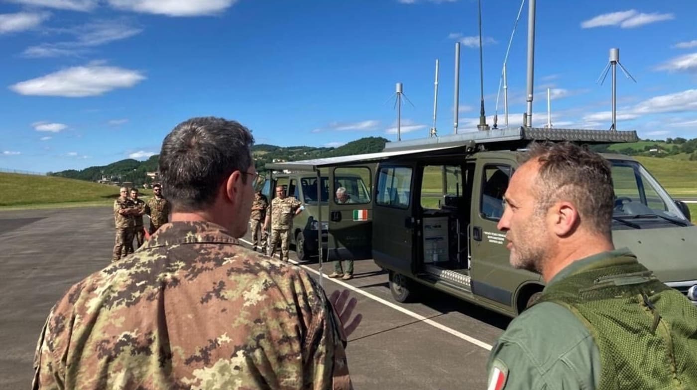 Itallian Air Force speaking among each other