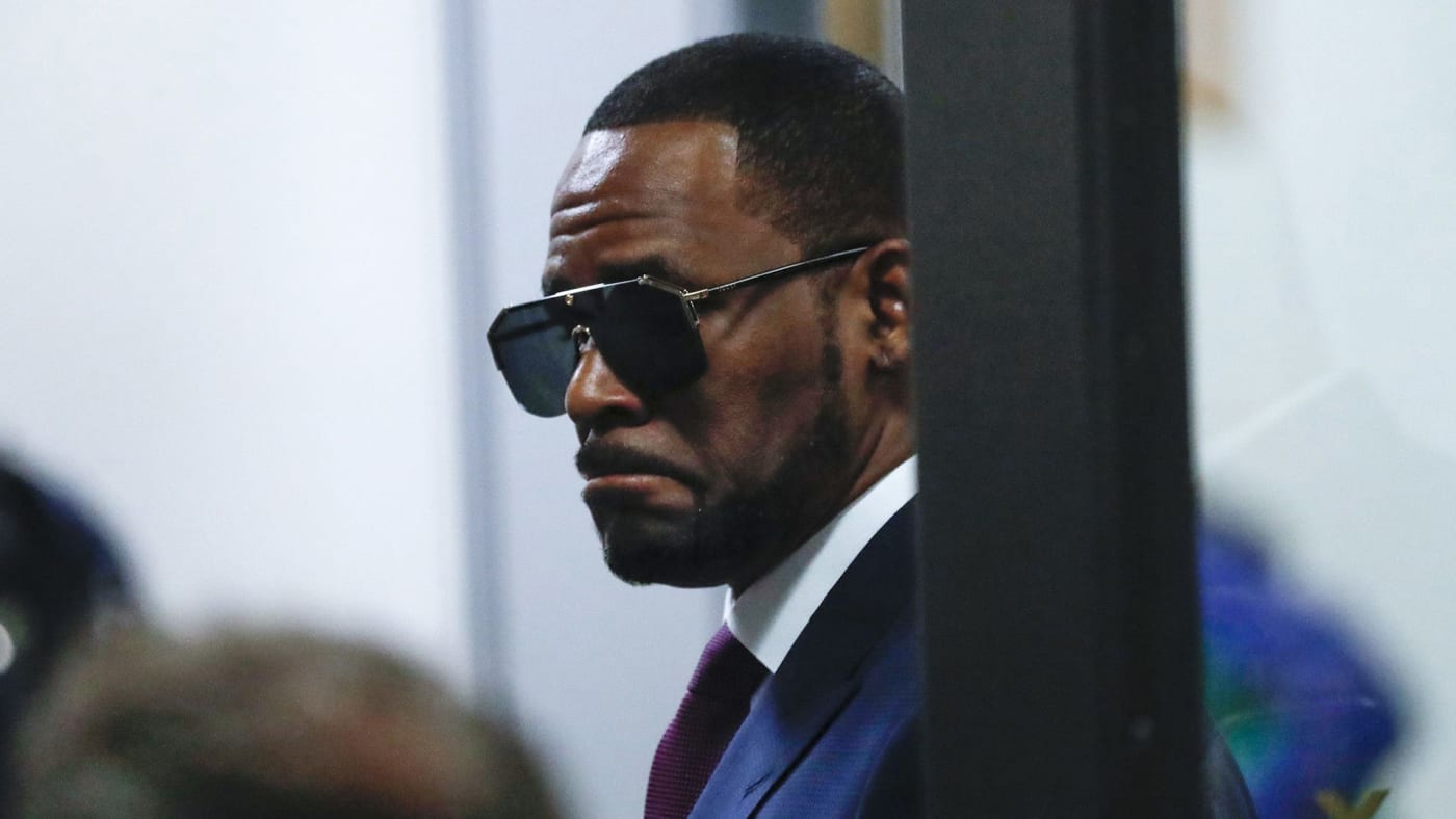 Singer R. Kelly is seen at the Daley Center in Chicago for a child support hearing.