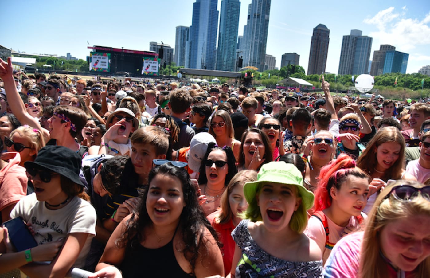 Video Shows People Jumping Fence to Try to Get Into Lollapalooza | Complex