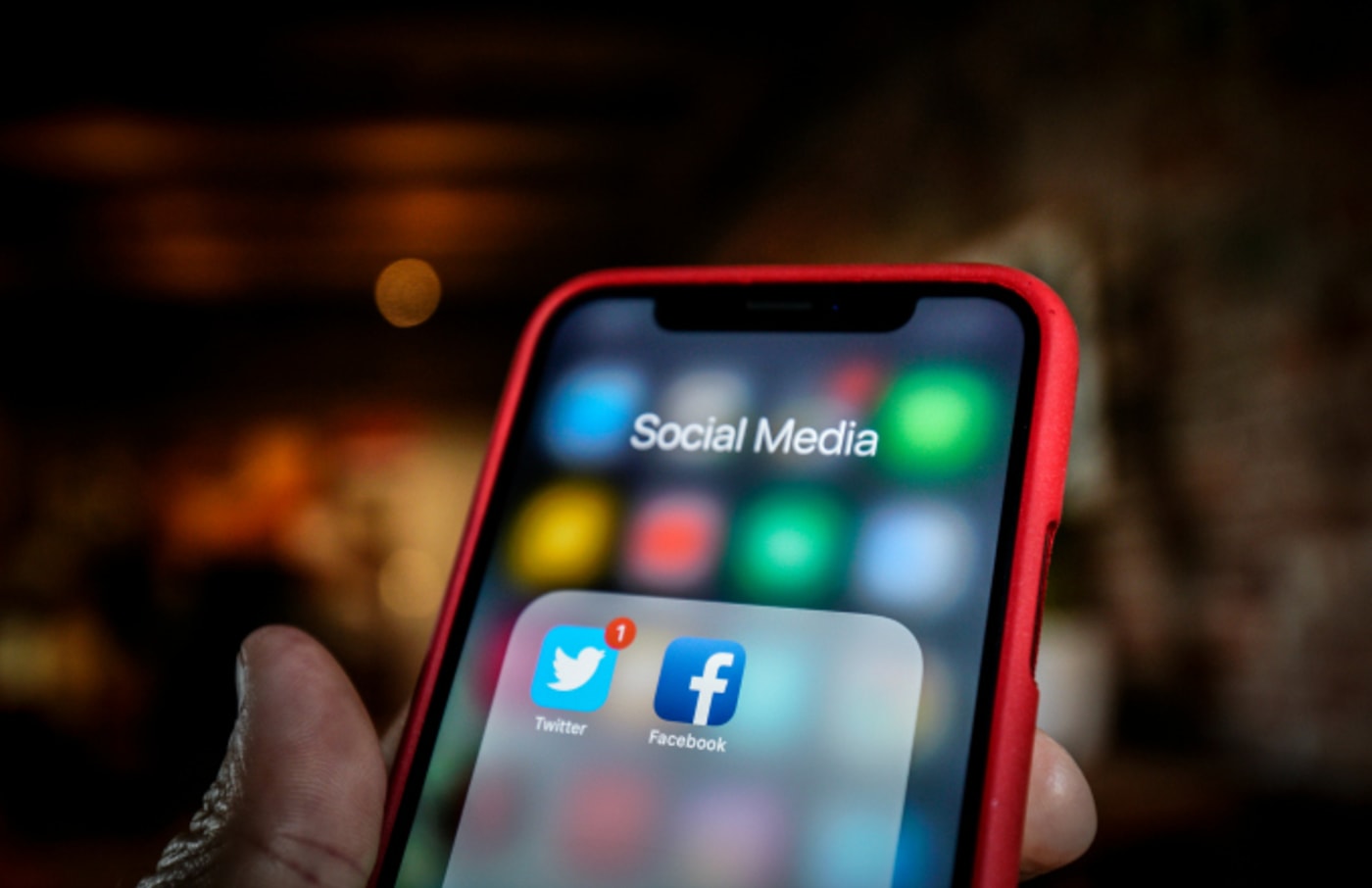 Twitter and Facebook applications are seen grouped in a Social Media folder