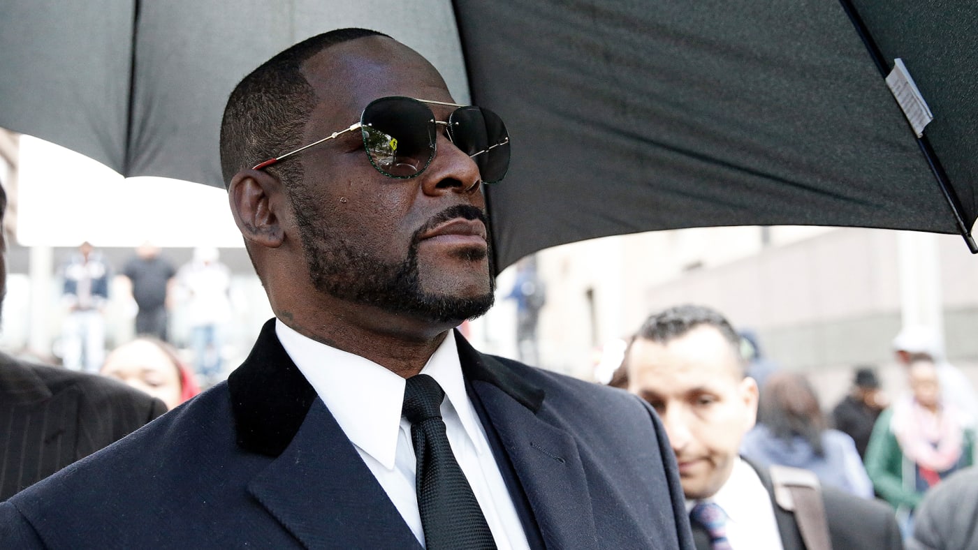 Singer R. Kelly leaves the Leighton Courthouse following his status hearing