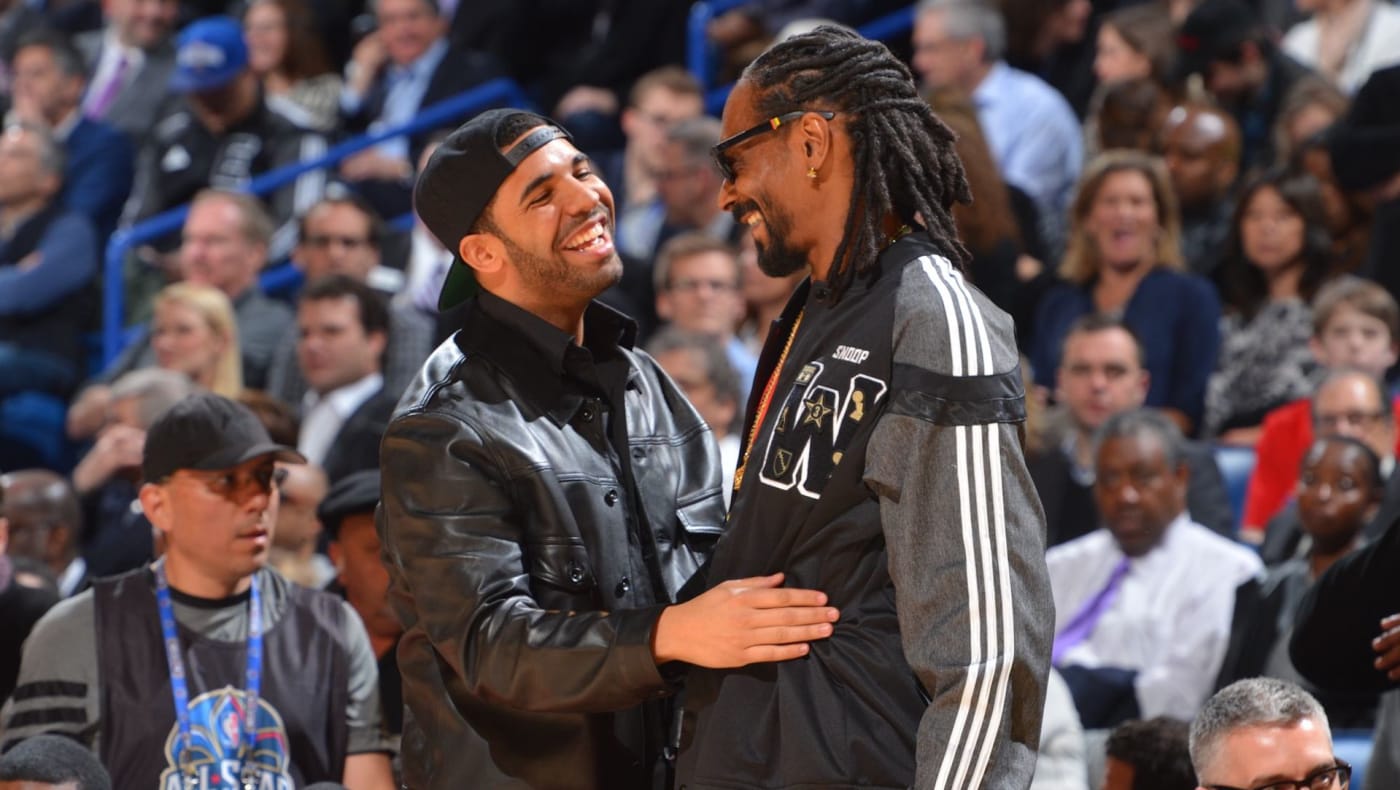 Drake talking with Snoop Dogg at 2014 NBA All Star Game