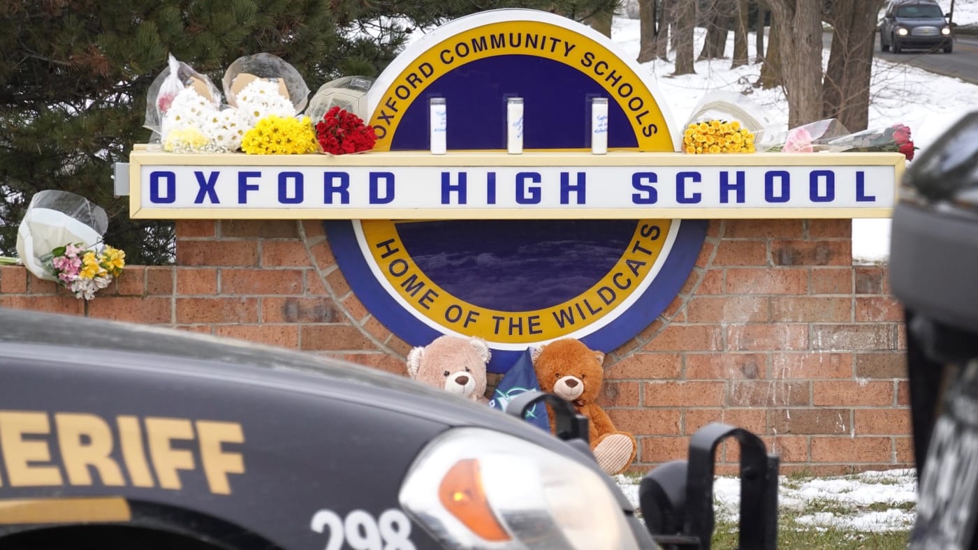 : Police keep watch outside of Oxford High School
