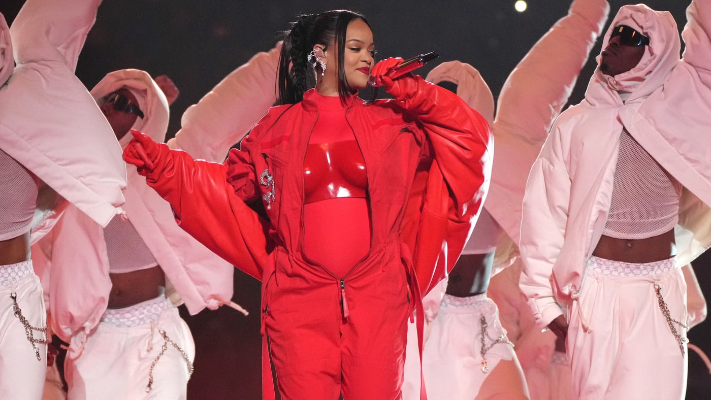 Super Bowl ASL Interpreter Goes Viral After Rihanna Performance Complex
