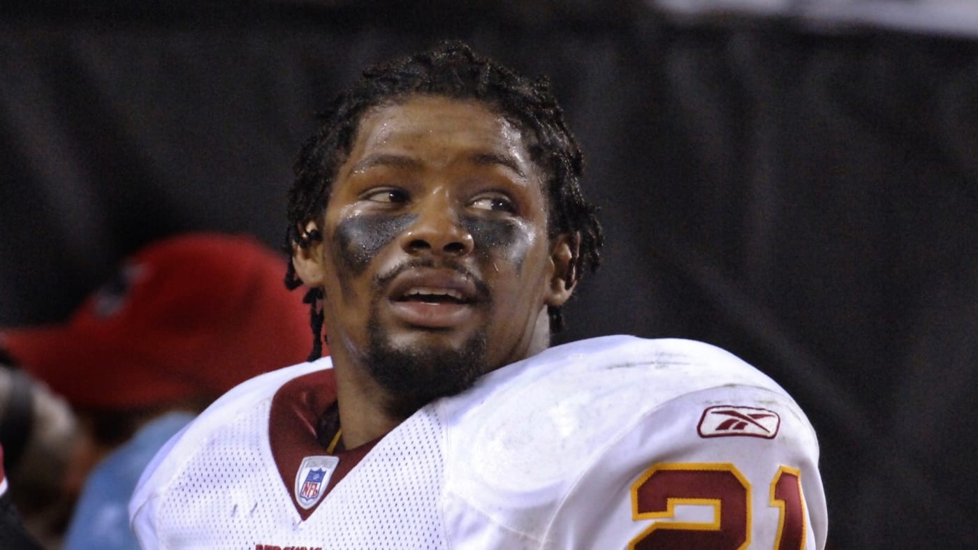 Washington Redskins safety Sean Taylor leaves the field