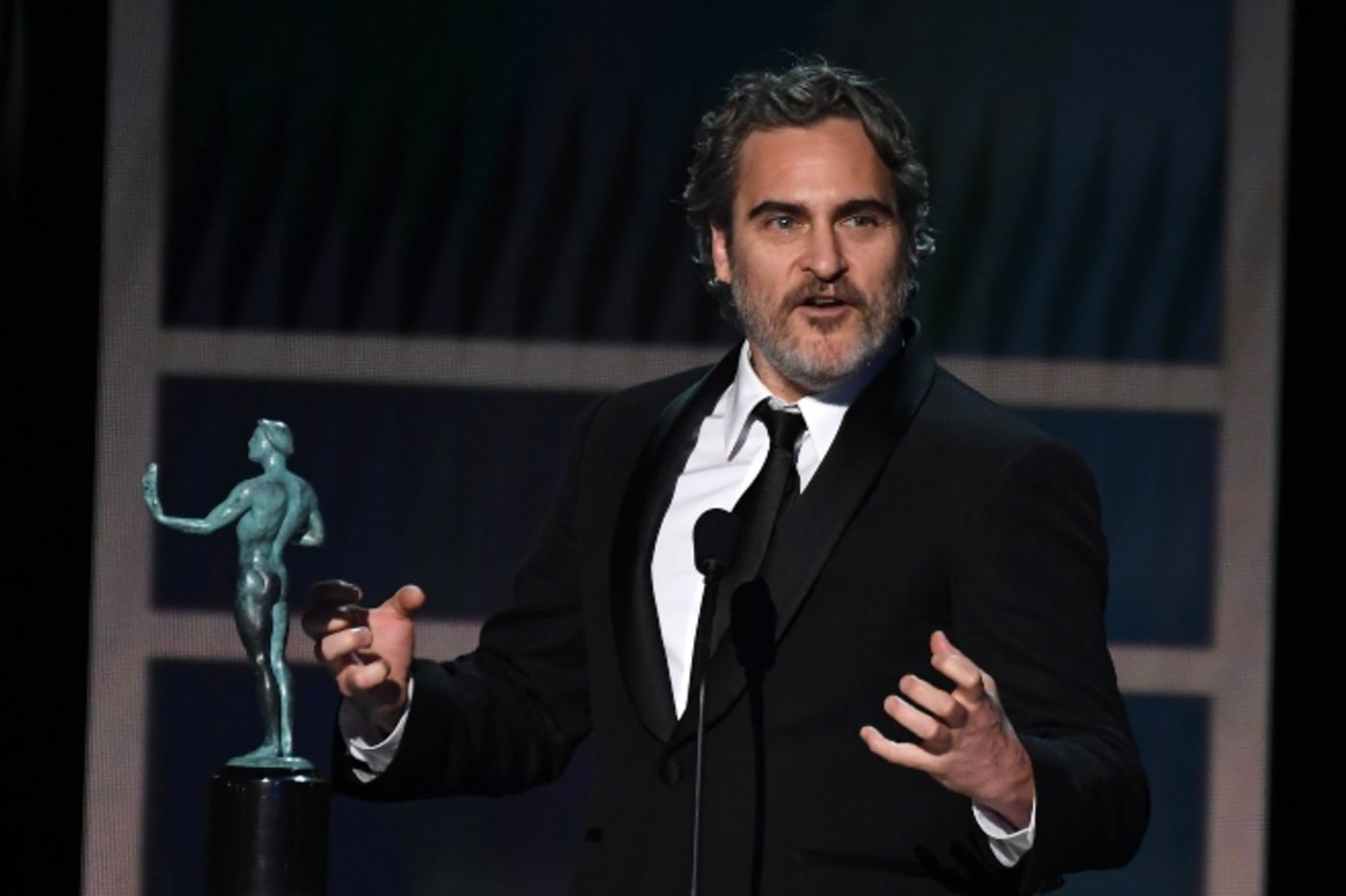 Joaquin Phoenix Pays Tribute to Former Joker Heath Ledger in SAG Awards
