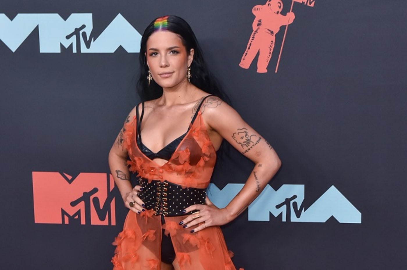 Halsey Denies Claims She Was Ignoring Shawn Mendes’ VMA Performance