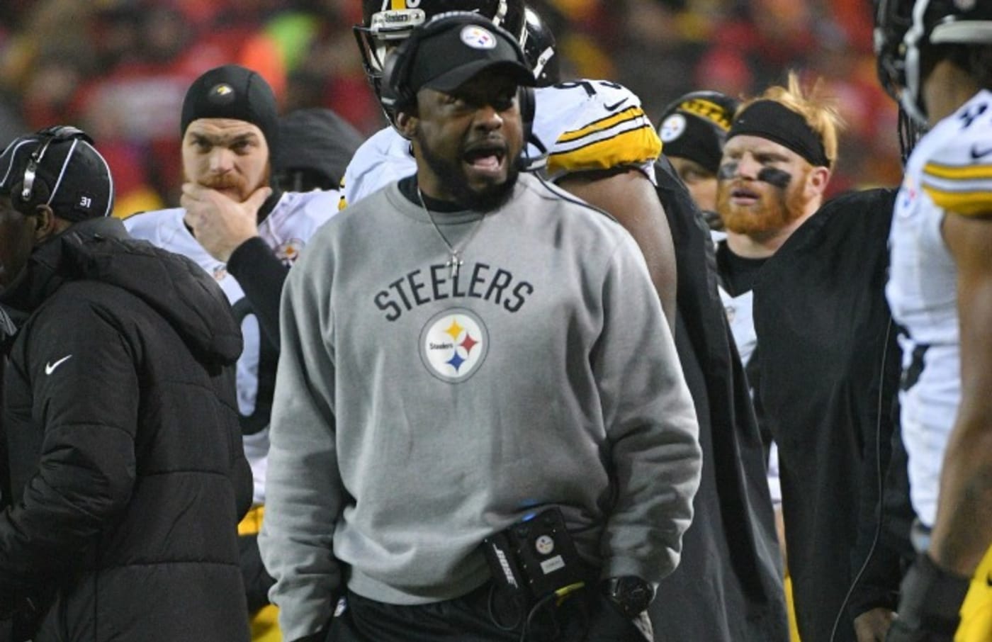 Mike Tomlin yells at a Steelers player.