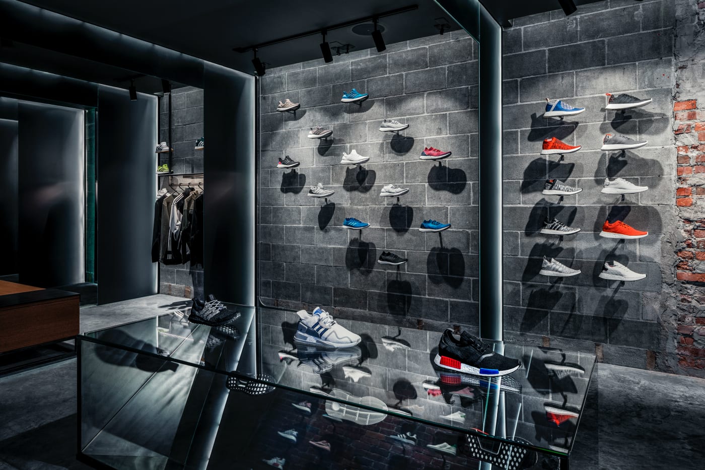 Магазин кроссовок брянск. Adidas Showroom. Сникеры Nike Boutique.. Интерьер магазина кроссовок. Витрина магазина кроссовок.