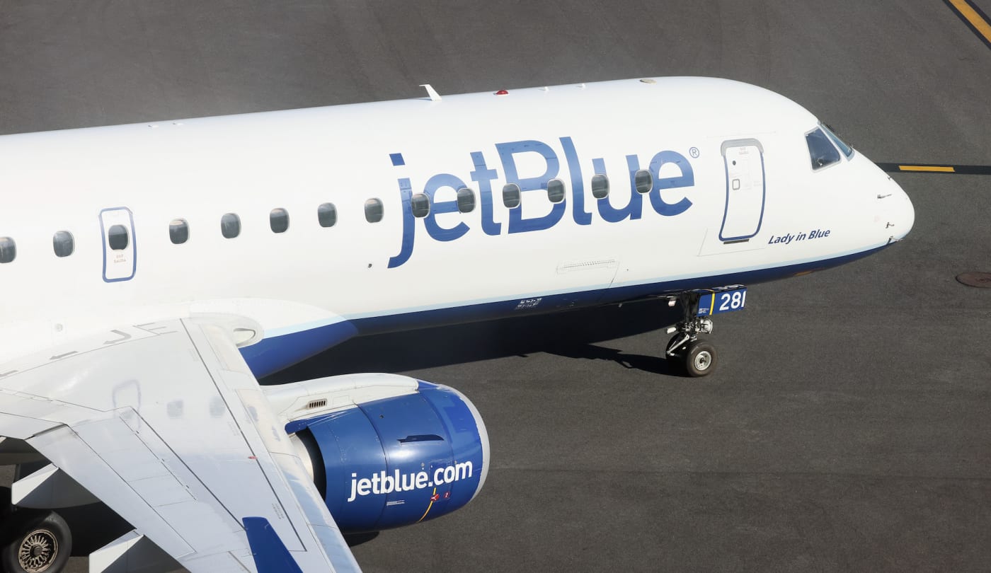 Man Charged After Holding Razor Blade to Passenger’s Throat on Flight