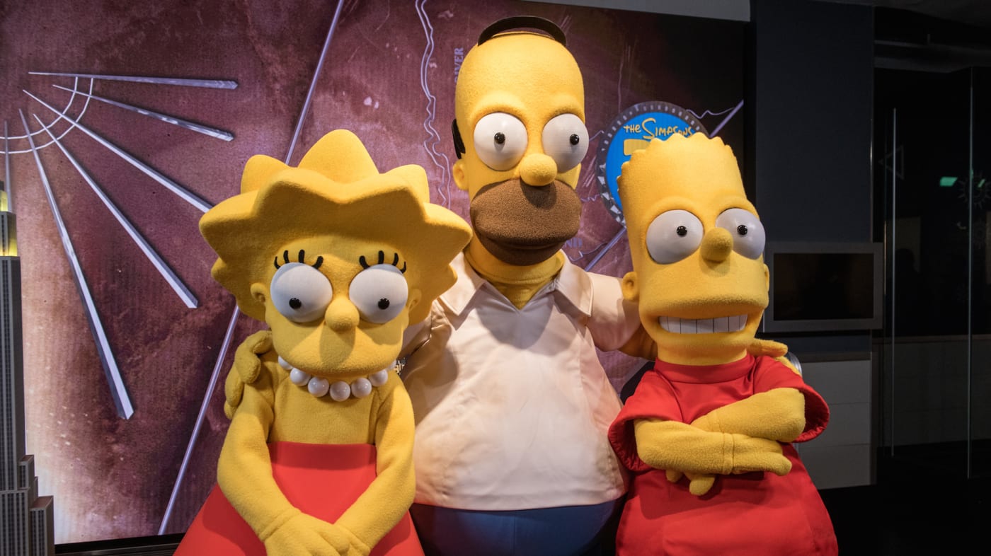 Lisa Simpson, Homer Simpson and Bart Simpson visit The Empire State Building