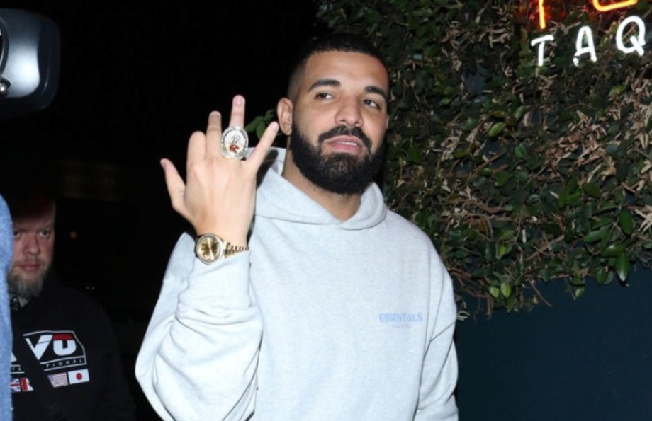 Drake Cuts Surprise Camp Flog Gnaw Set Short After Being Booed