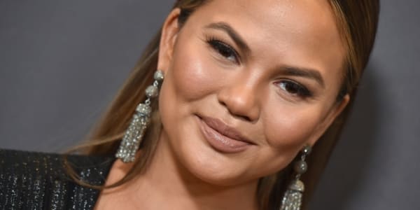Chrissy Teigen S Toilet Went Mia At A Really Bad Time Complex