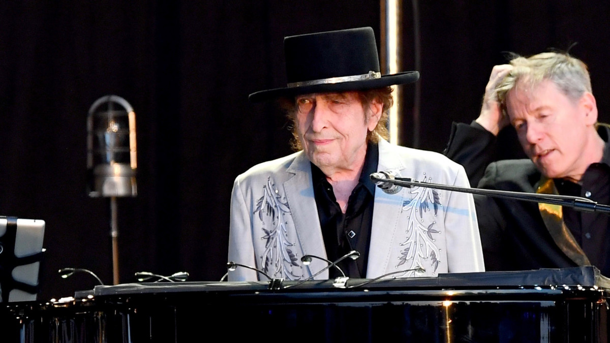Bob Dylan’s Handwritten ‘Desolation Row’ Lyrics Are Being Sold for 5,000