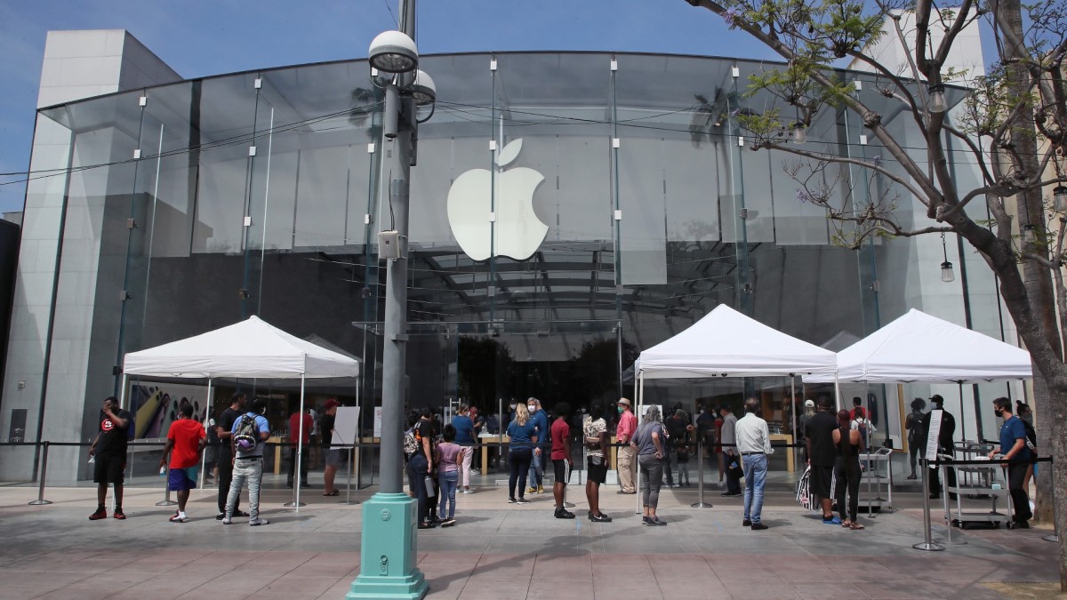 Apple First Public U.S. Company to Bag 2 Trillion Valuation