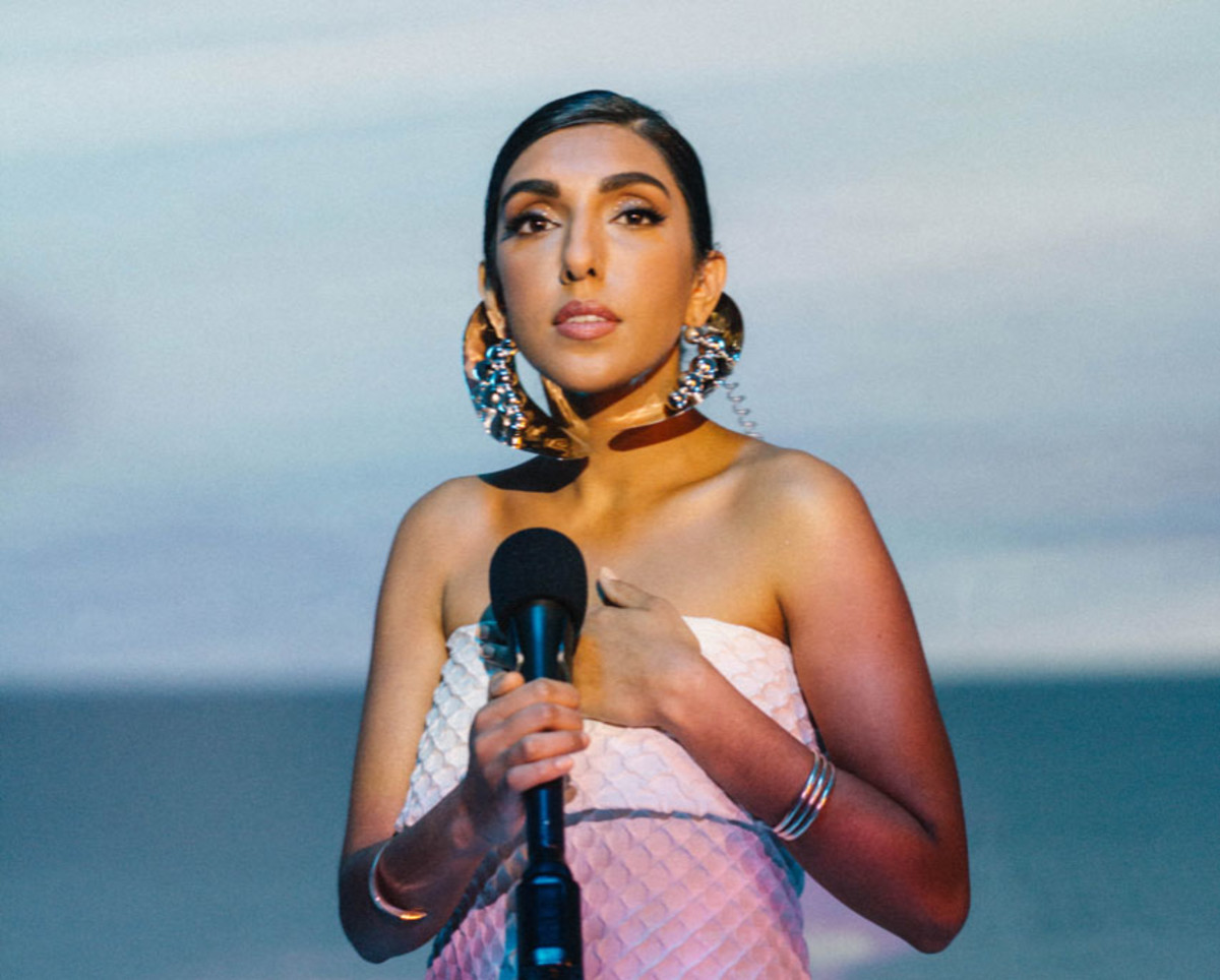 Popular Brampton Poet Rupi Kaur Announces World Tour Complex CA