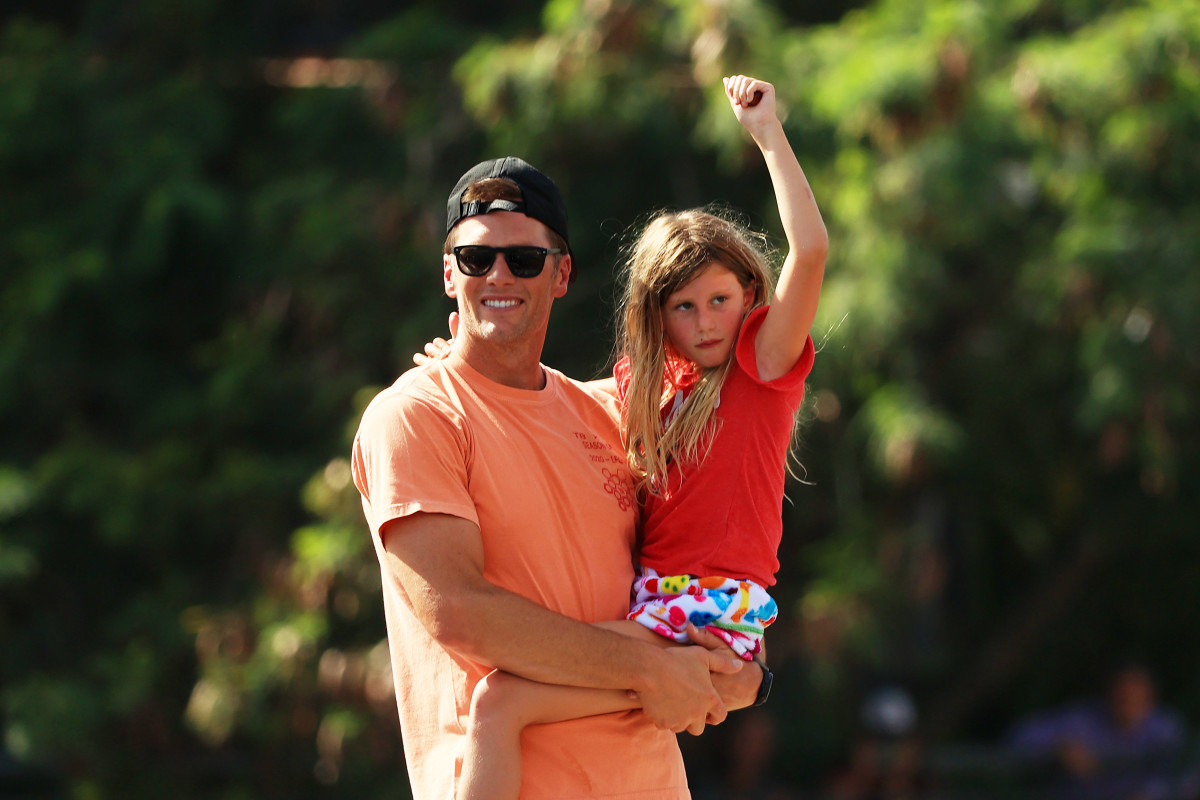 Tom Brady Appeared Tipsy at The Bucs' Super Bowl Boat Parade and People Have Jokes - Flipboard