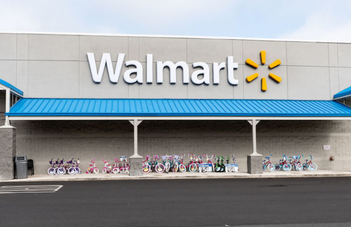 Dozens of People Break Out Into Black Friday Brawl at California