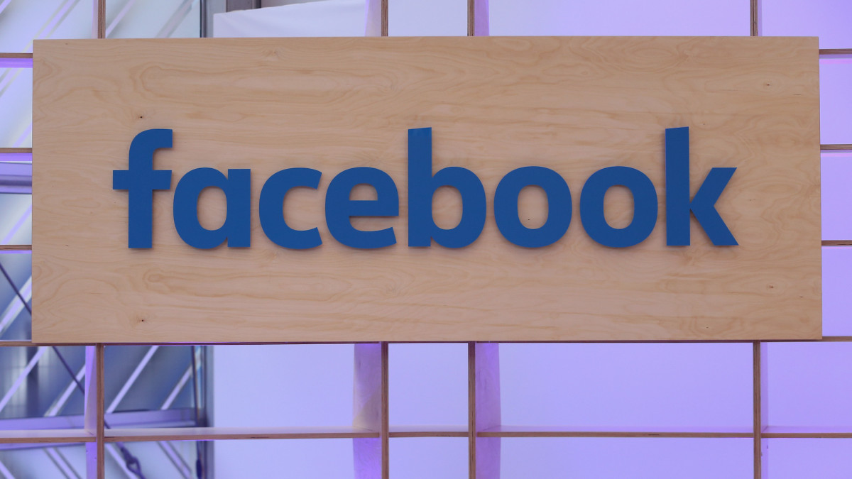 Facebook Experiences Massive Outage, Logs Out Scores of Users Complex