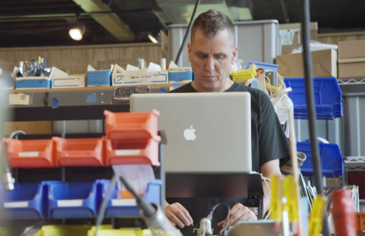 Watch Legendary Producer Mike Dean Create a Song From Scratch at the Moog Factory | Complex