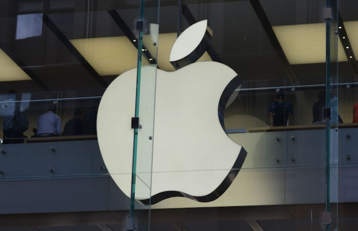 Apple Hit With Class Action Lawsuit for Purposely Slowing Down Older iPhone Models Complex