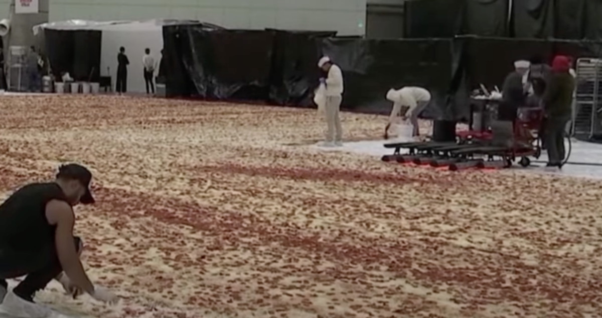 Pizza Hut Guiness World Record Biggest Pie Pizza Hut Sets Guinness World Record For Biggest Pie Ever